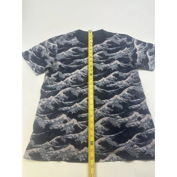 UNIQLO Mens Tshirt Blue M Hokusai Blue Great Wave Off Kanagawa - Picture 3 of 5
